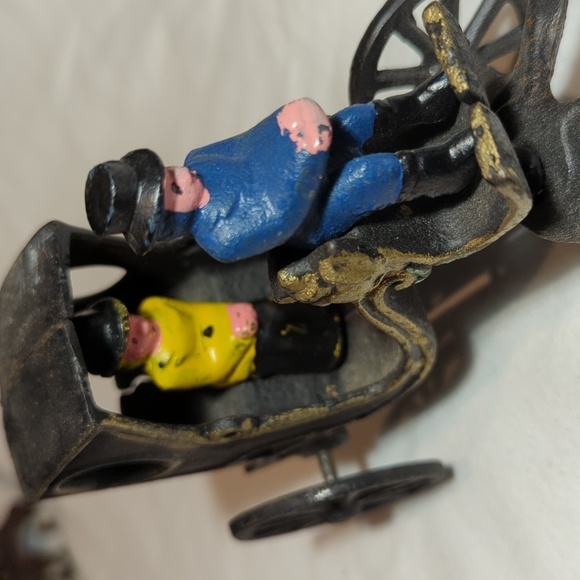 Vintage Cast Iron Horse Drawn Carriage with Driver and Rider - Picture 5 of 12